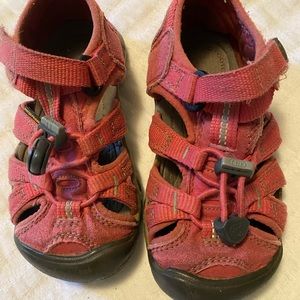 GUC Girls Keen shoes size 9 no box (color: dark pink)